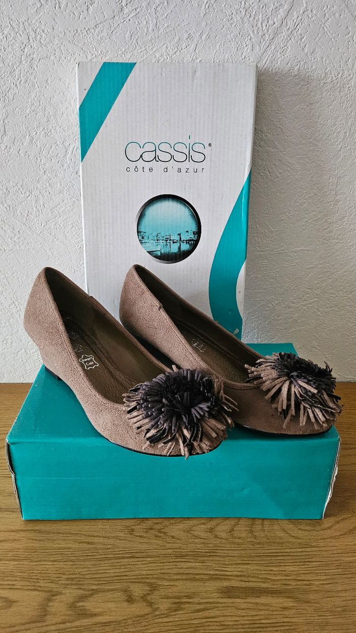 Belles chaussures neuves talons compensés pointure 35