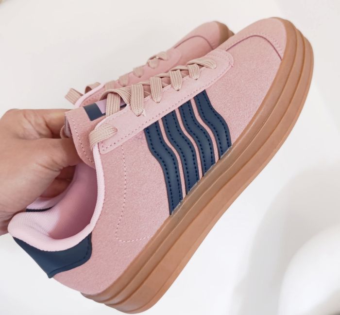 Baskets roses avec léger compensé style Adidas