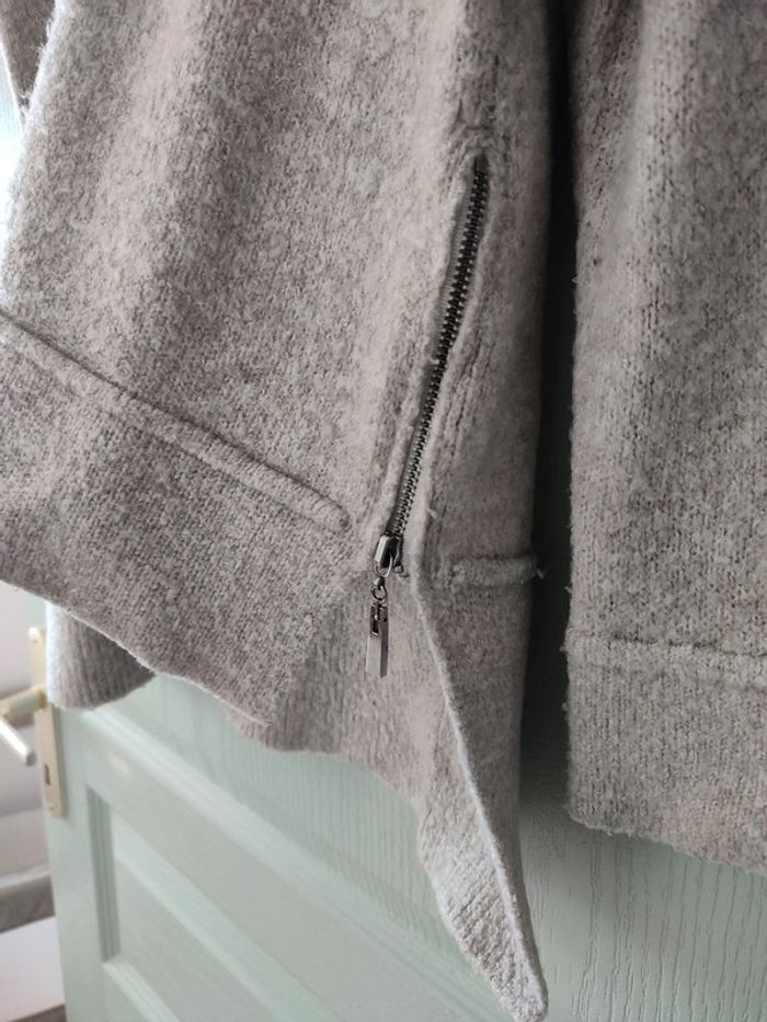 Pull long a l'arrière avec zip au niveau des fentes latérales - photo numéro 2