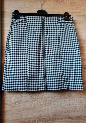 Jupe à carreaux.