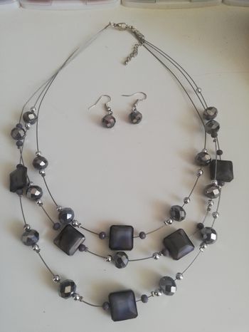 Parure collier plus boucles d'oreilles
Perles en verre