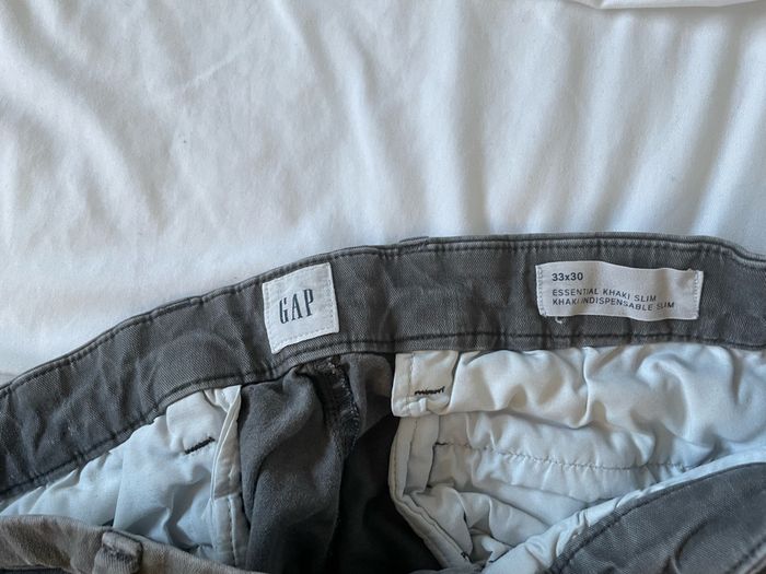 Deux pantalons Chinos GAP - photo numéro 3