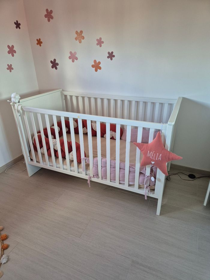 Lit bébé en bois blanc avec matelas