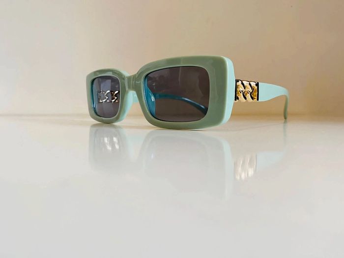 Lunette de soleil couleur vert pistache bras en chaîne dorée UV protection catégorie 2 taille small - photo numéro 2