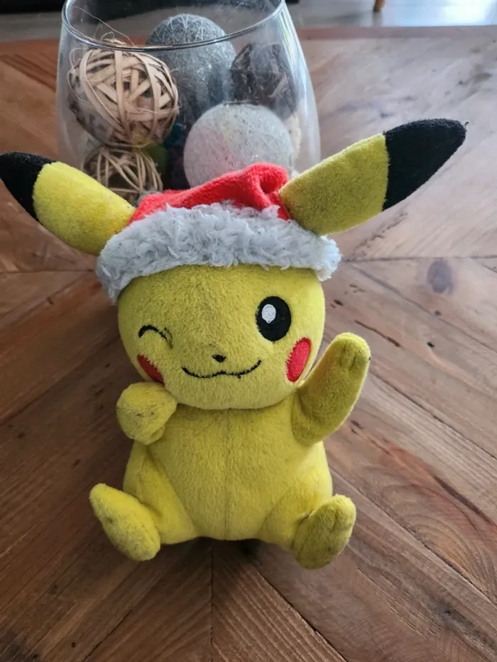 Peluche pokemon Pikachu de Noël en bon état
