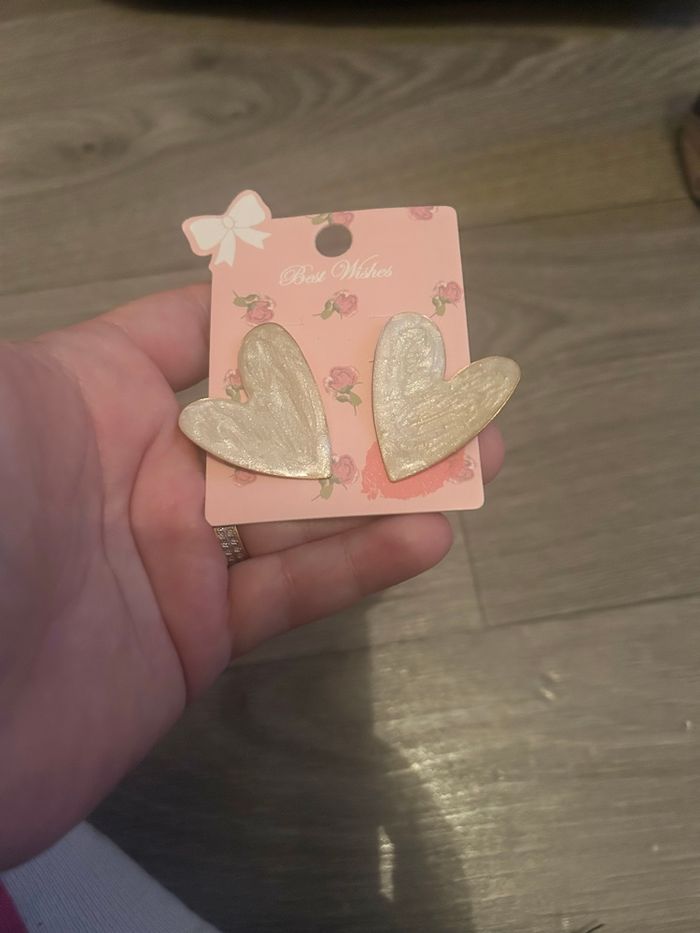 Boucles d’oreilles pour NEUVES avec étiquette femme en forme de cœurs 🤍 couleur blanc nacré - photo numéro 4