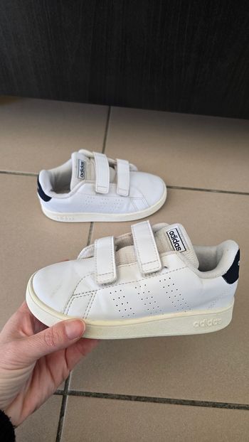 Baskets adidas a scratchs pointure 27