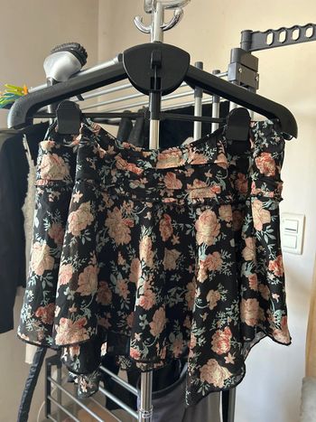 Jupe à volants noire à fleurs Stradivarius