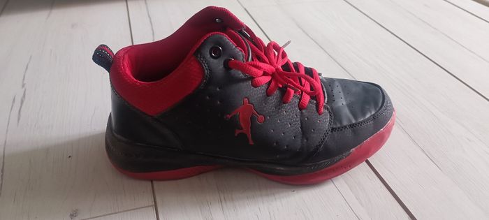 👟 Baskets/chaussures de sport noires et rouges 40 👟 - photo numéro 3