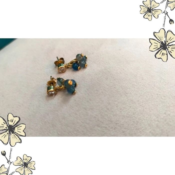 Boucles d'oreilles puces dorées avec pampilles de perles bleues - photo numéro 4