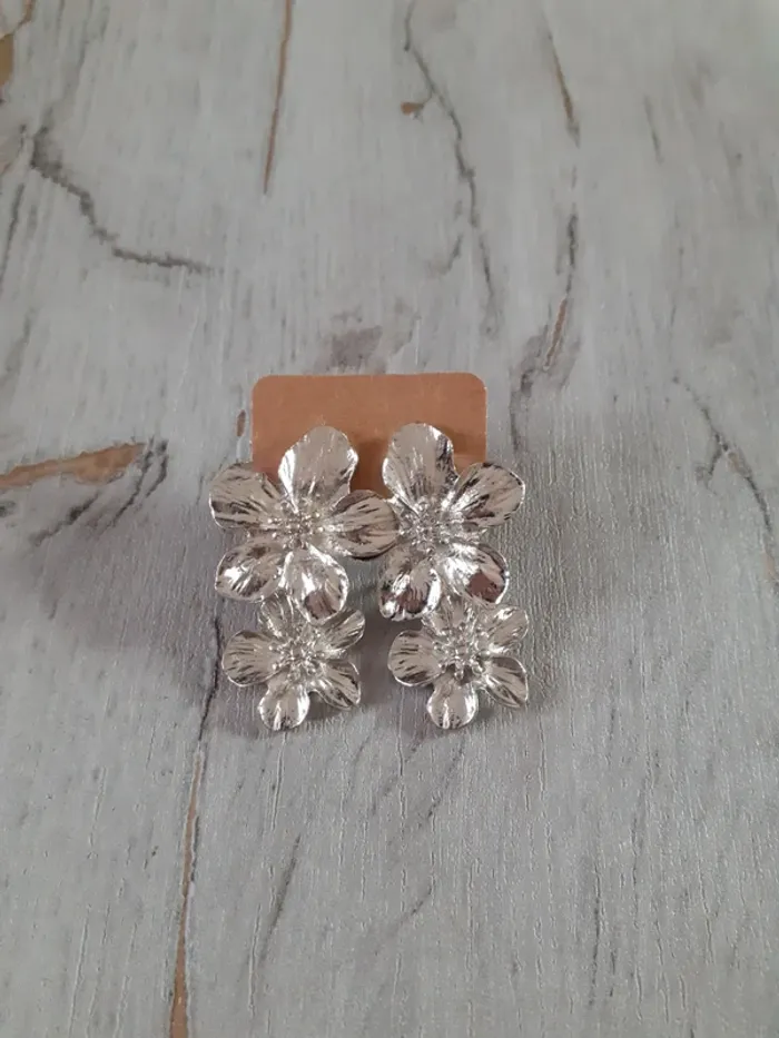 Boucles d'oreilles fleurs argentées