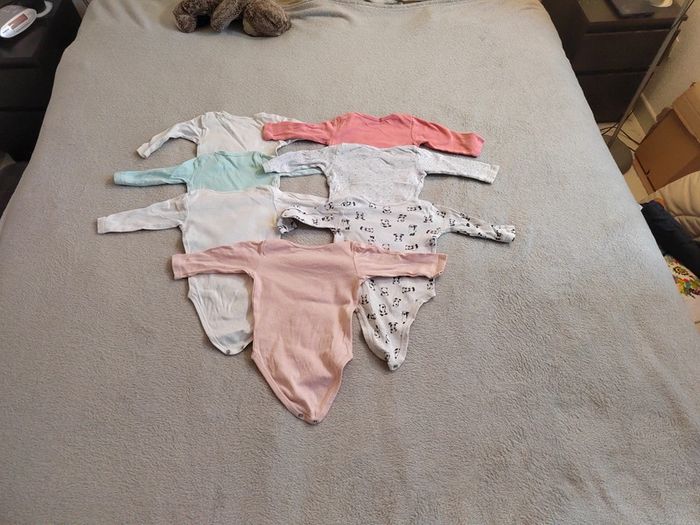 Lot 7 bodies 6 mois - photo numéro 2