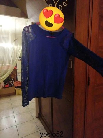 T-shirt bleu manches en dentelle taille M/38