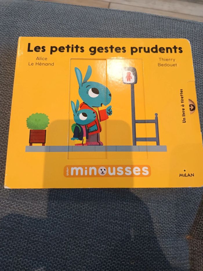 Livre les minousses les petits gestes prudents neuf