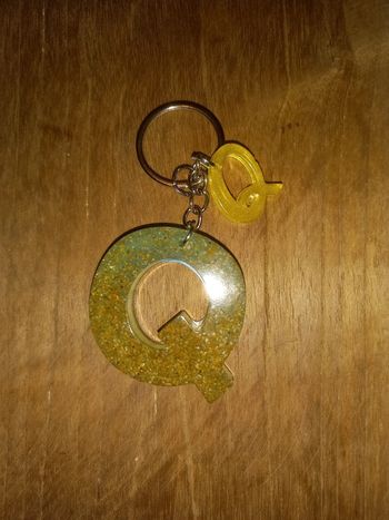 Porte clé lettre Q sable résine epoxy