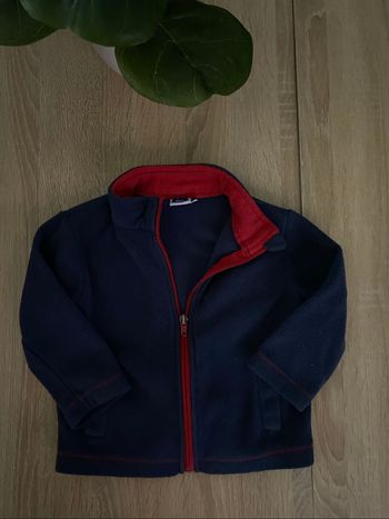 Gilet polaire mot d’enfant