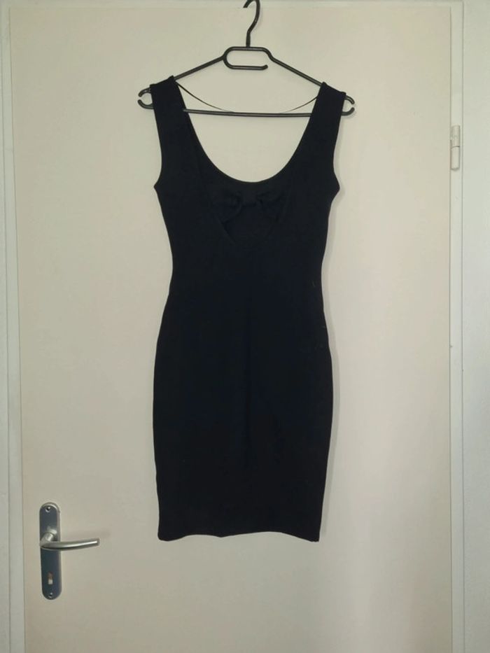 Robe moulante avec dos nu - photo numéro 2