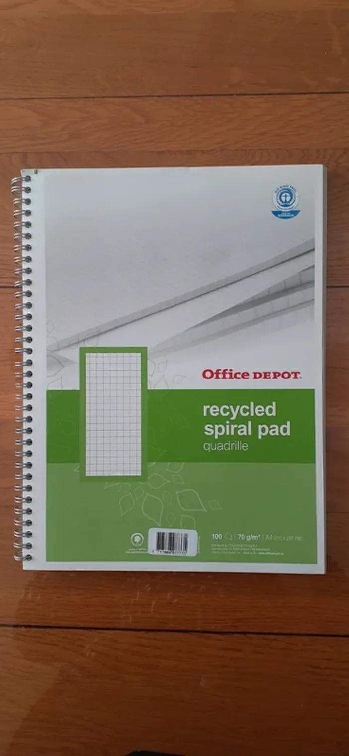 cahier neuf avec petits carreaux
