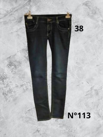 N°113 Jean bleu foncé T38. Taille basse, coupe slim.