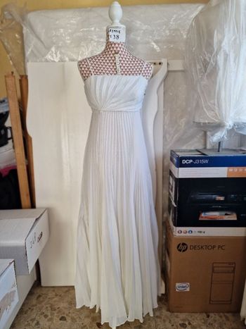 Robe de cocktail, blanche, en très bon état,en acrylique, longueur 138cm,largeur sous poitrine 72cm,