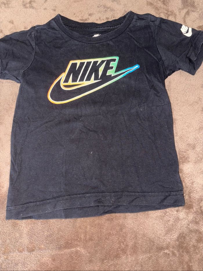 T-shirt Nike noir garçon taille 3 ans noir en très bon état. - photo numéro 2