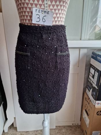 Jupe, noir,a sequins, en très très bon état, en polyester & elasthanne, longueur 48cm
