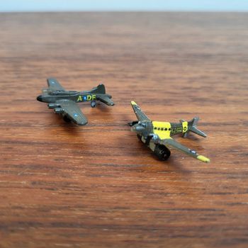 Lot de 2 avions de guerre micro machines