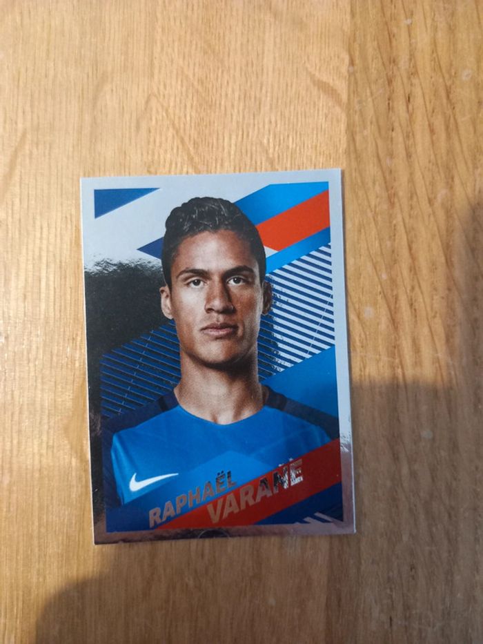 Carte Argent Raphaël Varane 18 France FFF Panini Family Carrefour