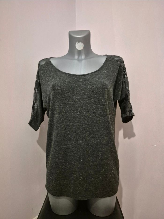 Blouse grise avec manches 3/4 en dentelle - taille M - photo numéro 1