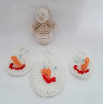 Lot de 4 suspensions pour sapin de Noël Bonhomme de neige fait main au crochet