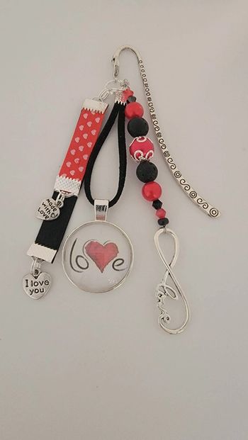 Cadeau amour, bijoux de sac ou marque page " love"