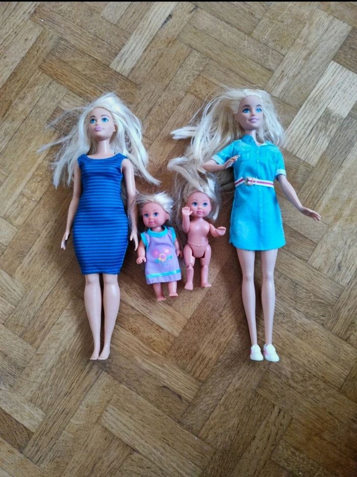 Barbies mamans et enfants