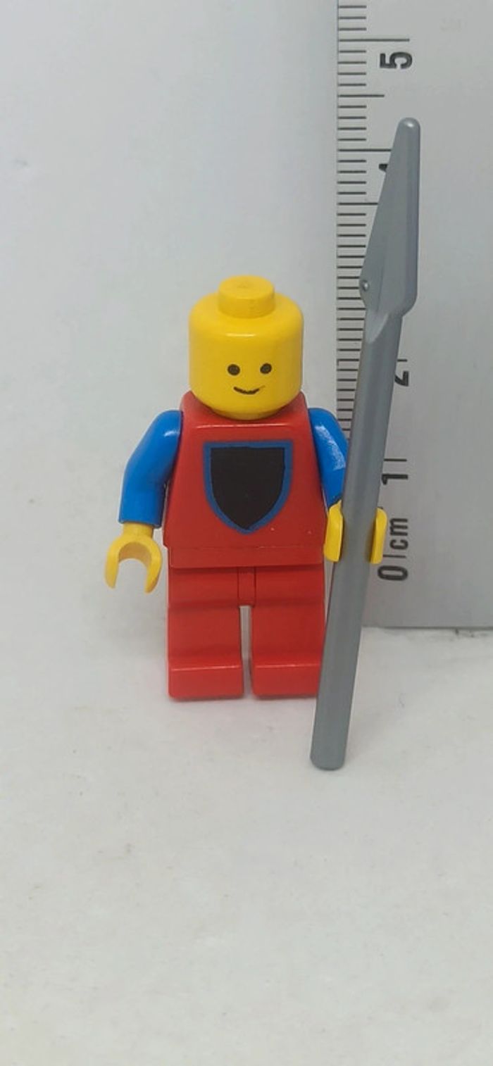 Figurine chevalier lego avec pantalon rouge