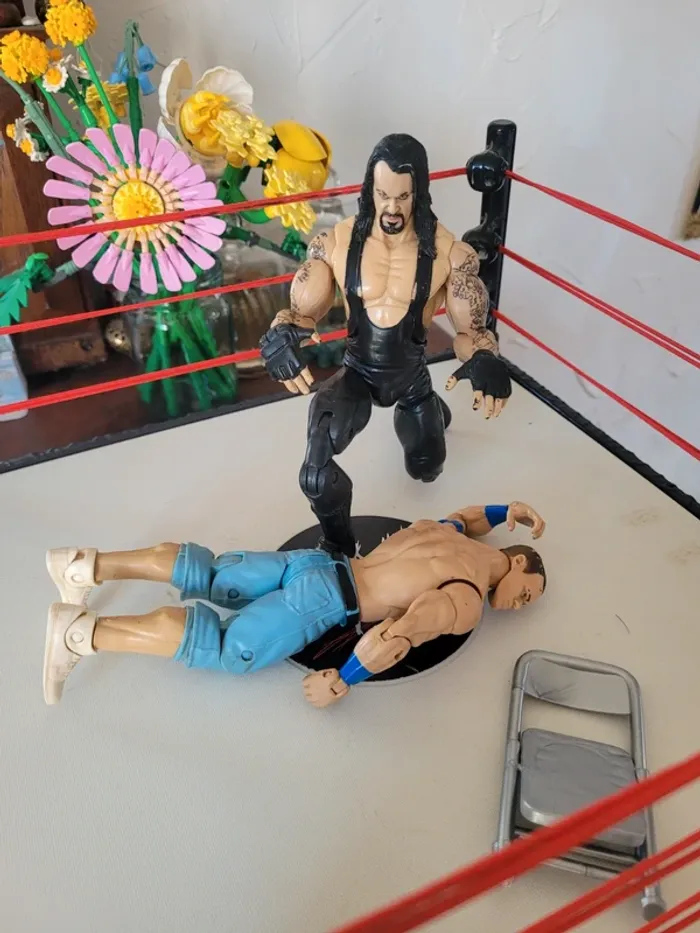 Vends ring de catch wwe mattel 2010 + john cena , thé undertaker et chaise - photo numéro 3
