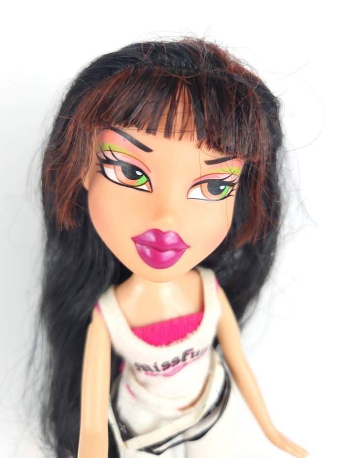 Poupée Bratz Vintage - Miss Funk - Cheveux Noirs Longs - Pantalon Blanc - photo numéro 2