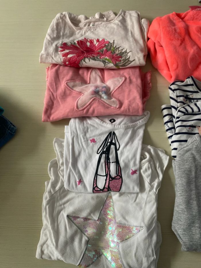 Lot filles 3 pulls et 4 tee shirt - photo numéro 3