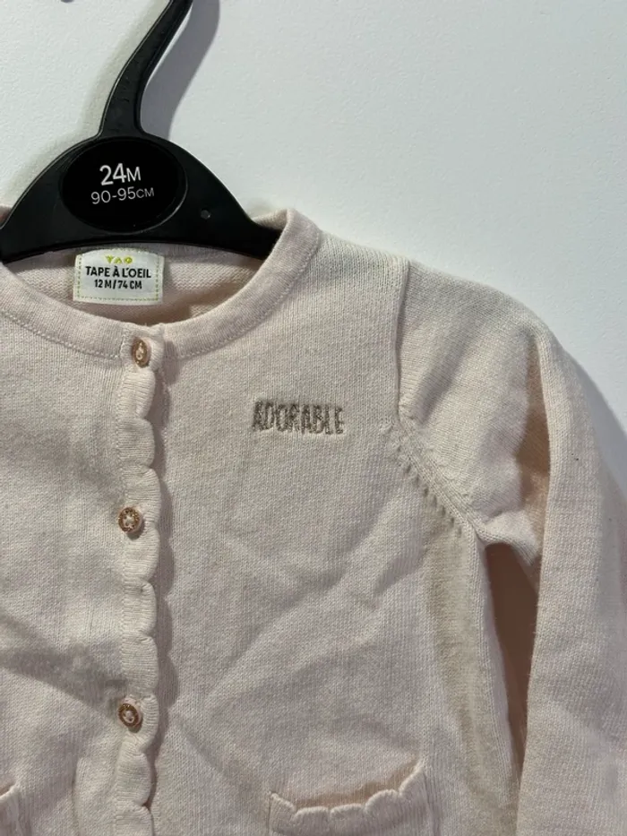 Gilet rose pale avec écriture ”adorable” doré 12 mois tape à l’œil - photo numéro 2
