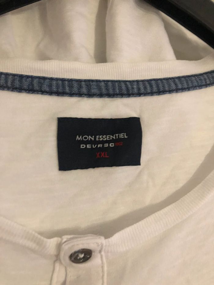 T-shirt blanc avec bouton - photo numéro 2