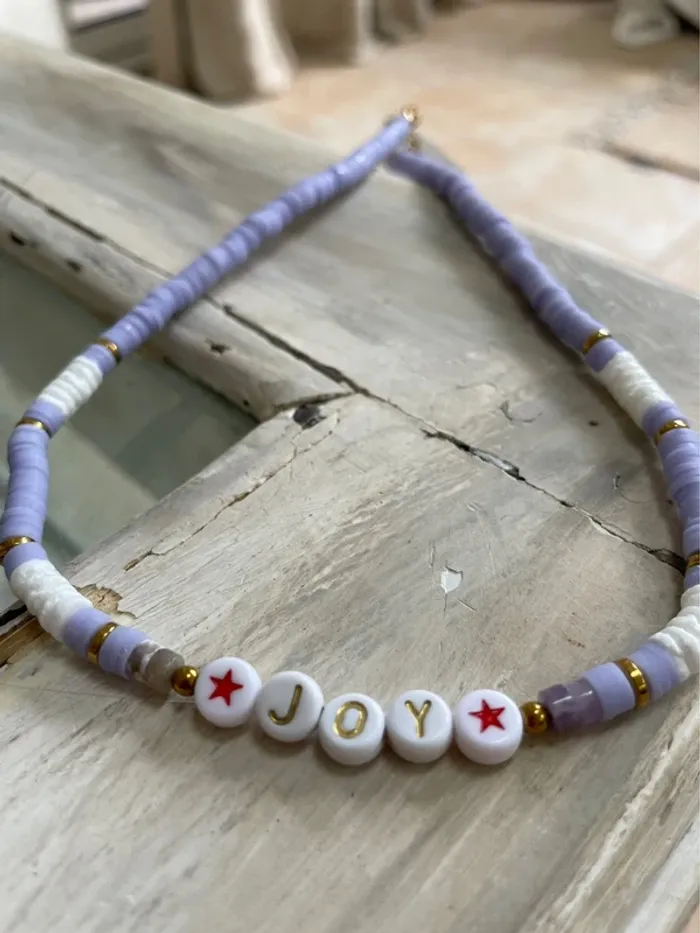 Collier bohème estival violet parme et blanc inscription "joy"