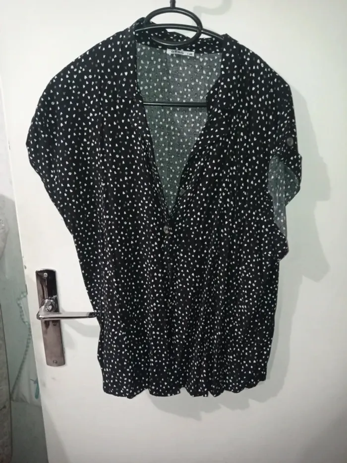 Chemise manches courtes noir avec motifs coeurs