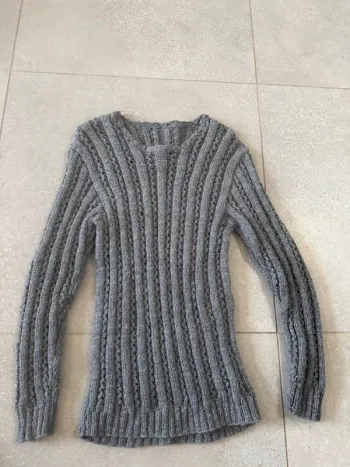 Pull gris en très bon état, taille M