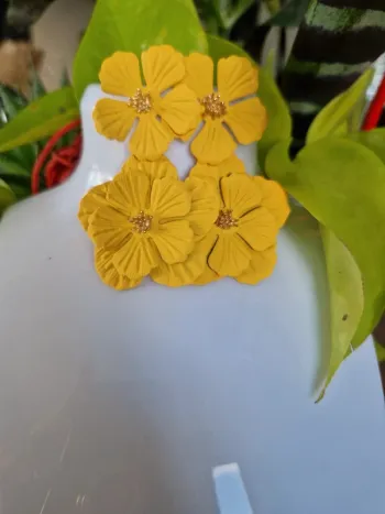 Boucles d'oreilles fantaisies fleurs jaunes en métal
