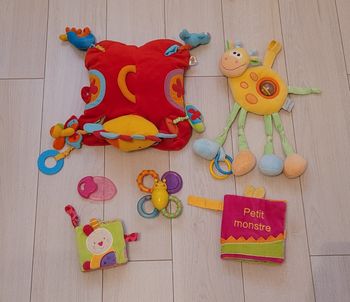 Lot de jouets d'éveil bébé fille peluches d'activités, livres en tissus,  hochet