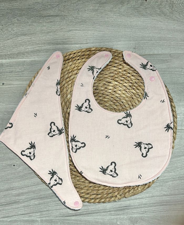 Lot 2 bavoirs koalas rose fait main