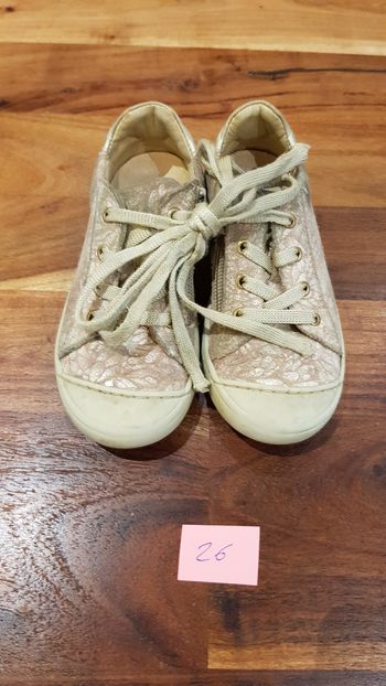 Chaussures enfant 15€.