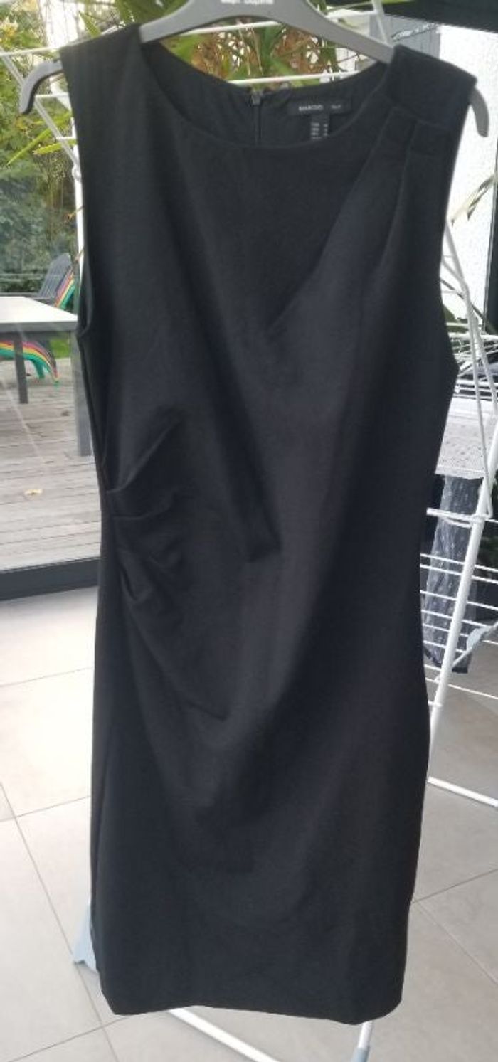 Robe noire Mango