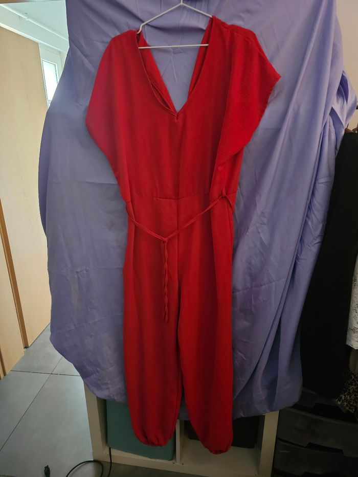 Lot de plus de 150 vêtements neufs ou mit 1 ou 2 fois, T40 42 robes , salopettes,t shirts,vestes, botte ,sac guess et desigual,manteau,chaussures,... - photo numéro 4