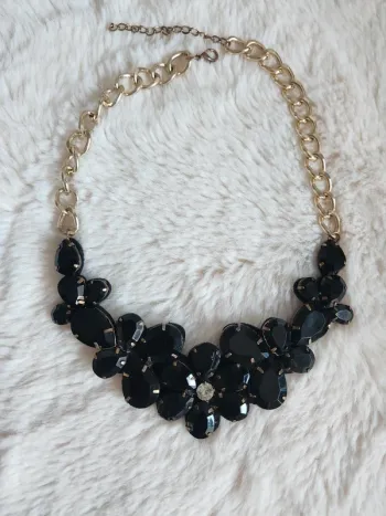 Collier plastron noir et doré – Style glamour & chic