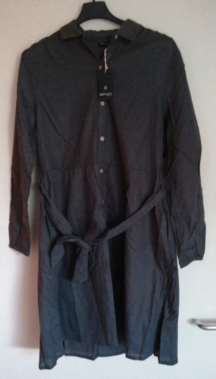 Robe ( tunique ) gris foncé.