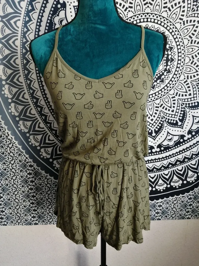 Combishort kaki ouvert sur les côtés à fines bretelles et motifs mains / undiz / (M)